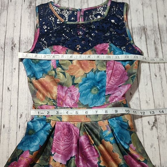 Tatyana Navy Floral Dress with Crocheted N… - Picture 4 of 11